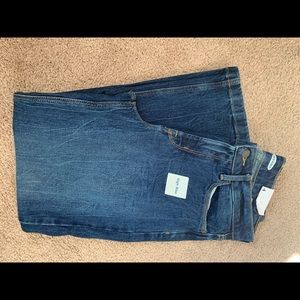 High-waisted jeans